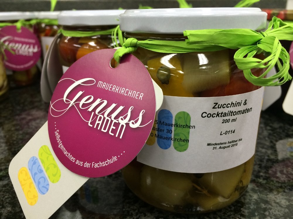 schön verpackte Gläser mit Zucchini und Cocktailtomaten mit Genussladen-Etiketten