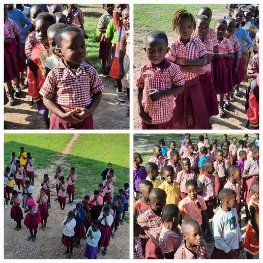 Collage mit 4 Bildern der Kinder aus Ghana auf der Wiese
