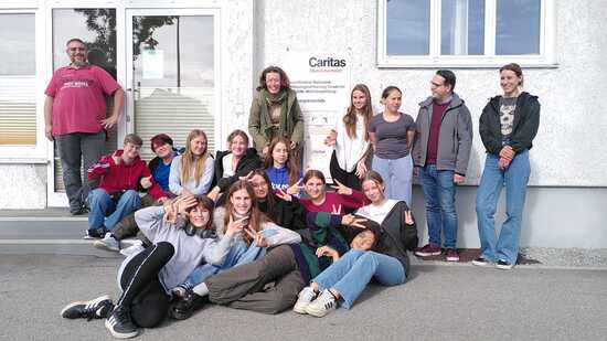 Dreizehn SchülerInnen treffen vor der Notschlafstelle in Braunau